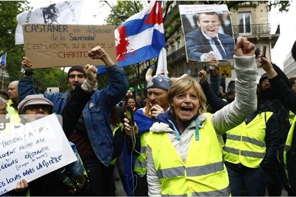 تظاهرات با عنوان جشنی برای ماکرون علیه سیاست های اقتصادی امانوئل ماکرون در فرانسه
