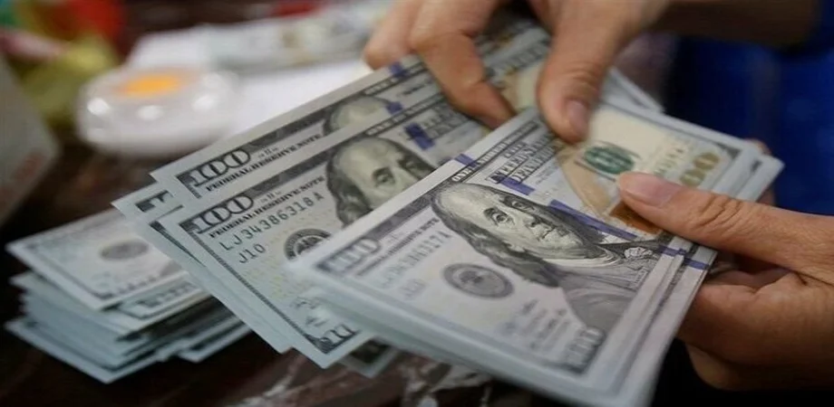 کاهش قیمت دلار و یورو در بازار آزاد و مرکز مبادله ارز