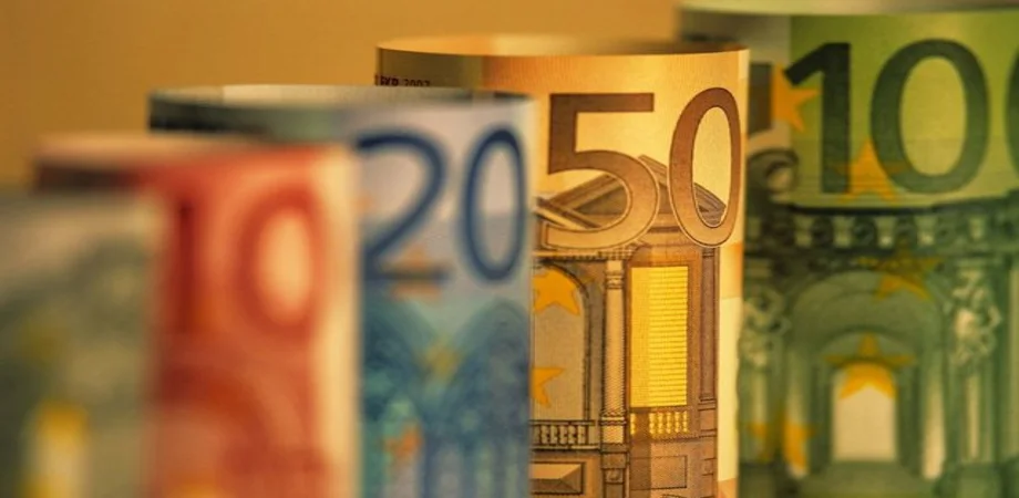 قیمت یورو در کف ۱۷ ماهه زیر فشار بازار بدهی فرانسه